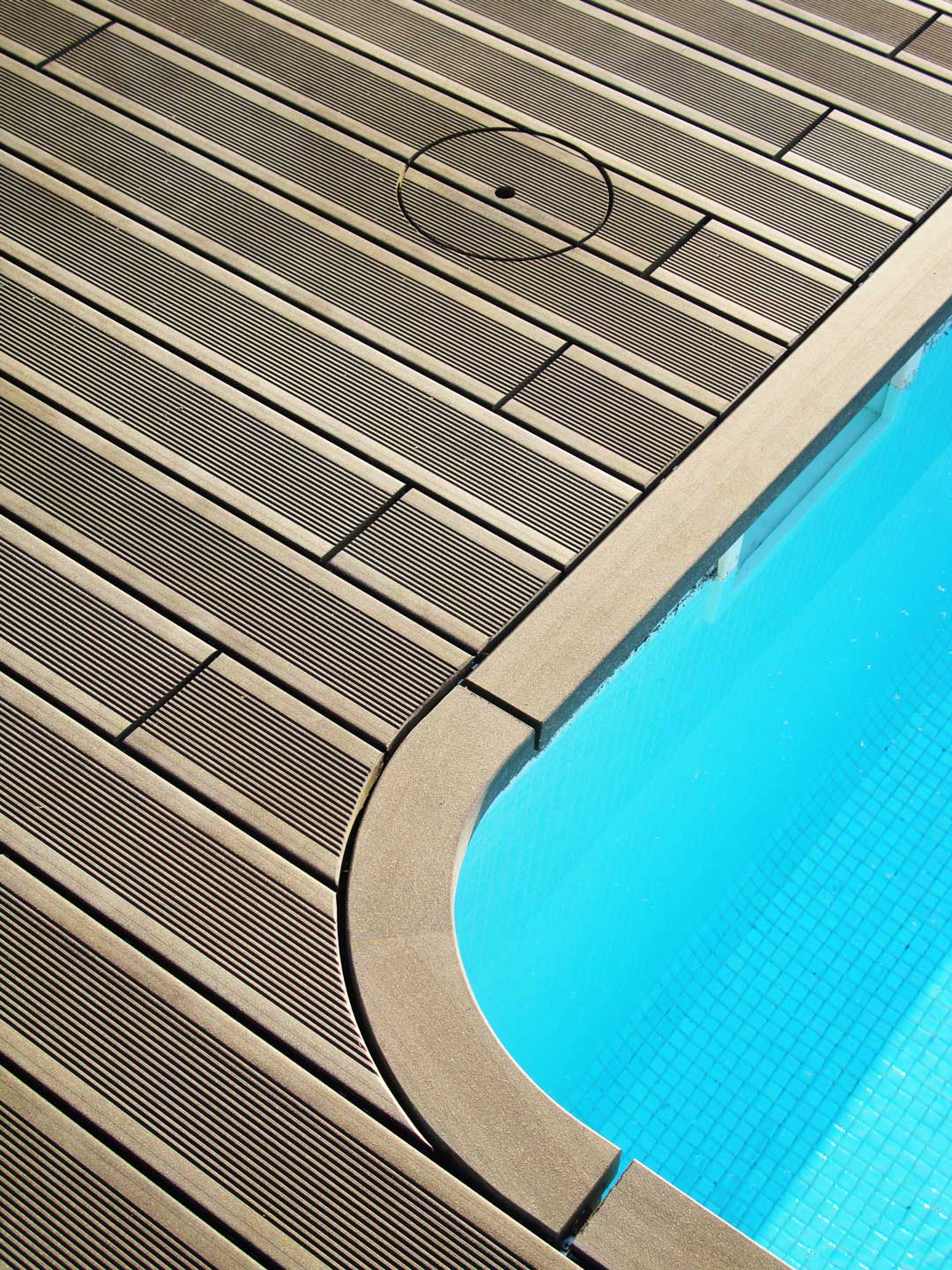 VISENDUM piscinas con curvas de exterior madera tecnológica
