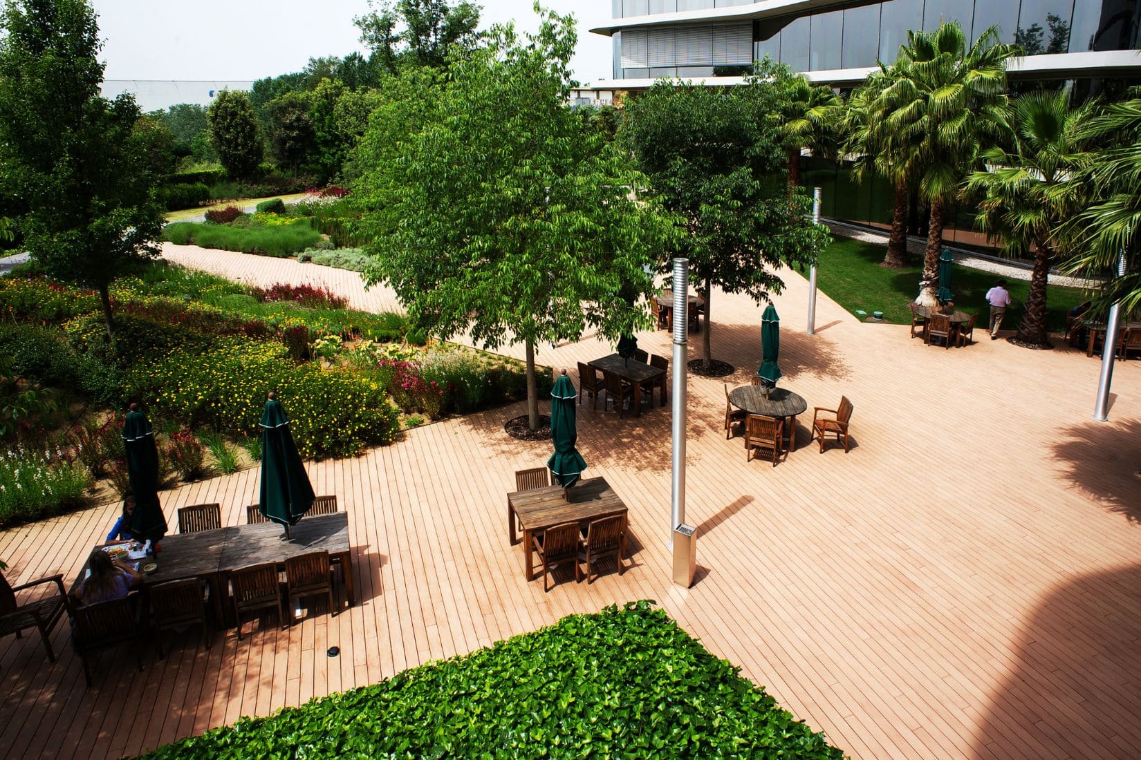 Tarima exterior de calidad en jardín