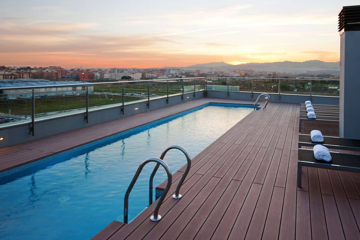 terraza exterior chill out con tarima tecnologica