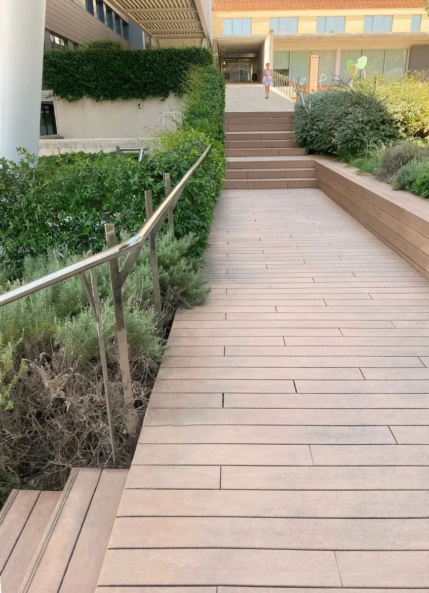 Camino accesible y pavimento exterior ecológico en entorno hospitalario, ideal para jardines terapéuticos y zonas de descanso seguras.