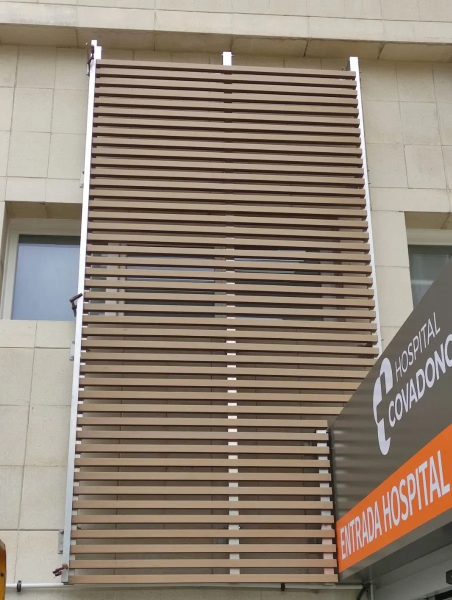 Detalle de fachada hospitalaria con lamas técnicas VISENDUM®, alternativa sin tóxicos a la madera tropical, perfecta para centros sanitarios.