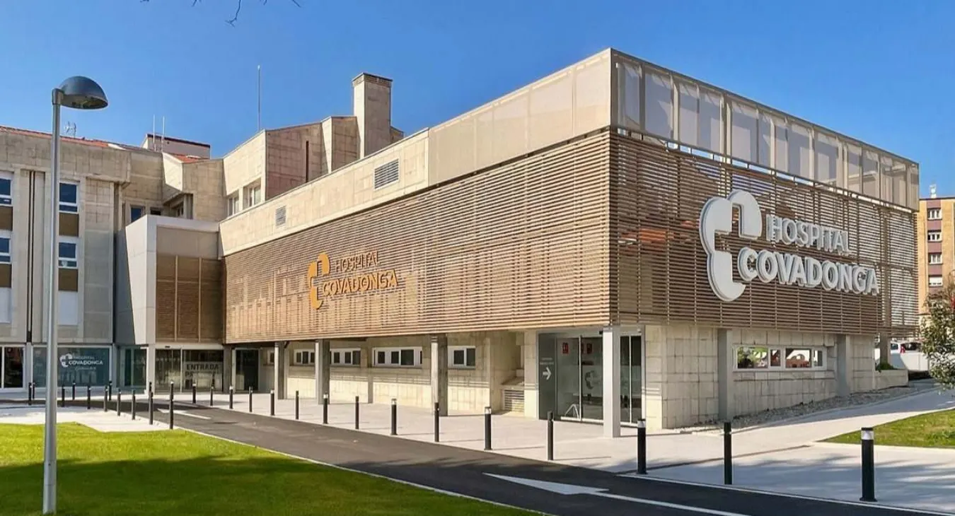 Hospital Covadonga con fachada exterior revestida con solución ecológica VISENDUM®, diseño moderno y saludable sin mantenimiento.