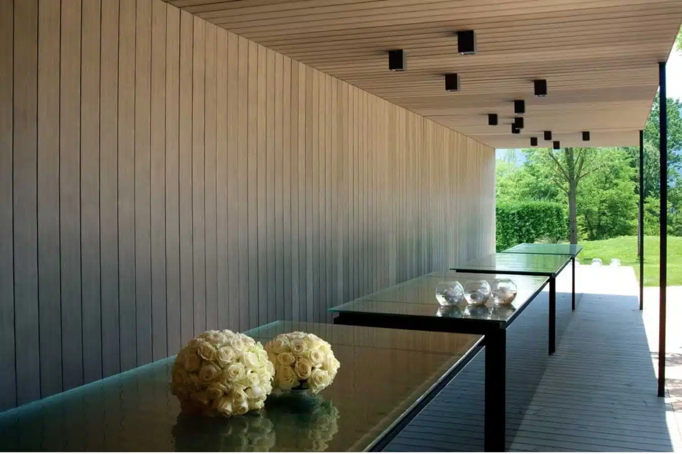 Revestimientos verticales decorativos con tarima tecnológica