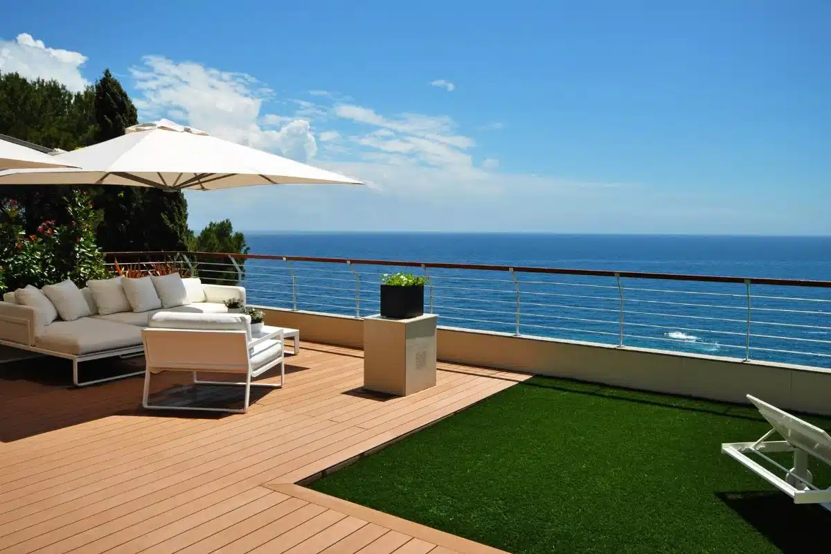 Terraza moderna con vistas al mar equipada con tarima tecnológica resistente al calor extremo