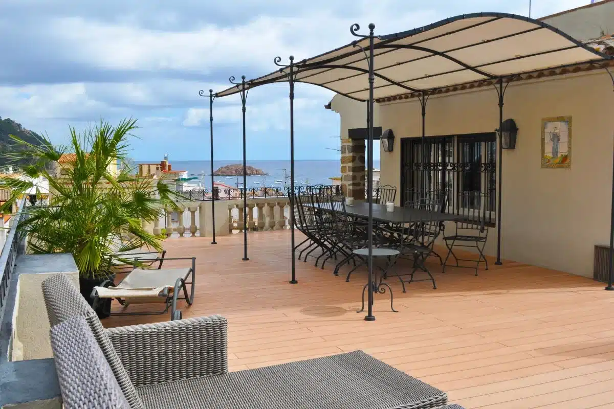 Espacio exterior con pérgola y tarima anticalórica ideal para proteger la terraza del sol intenso