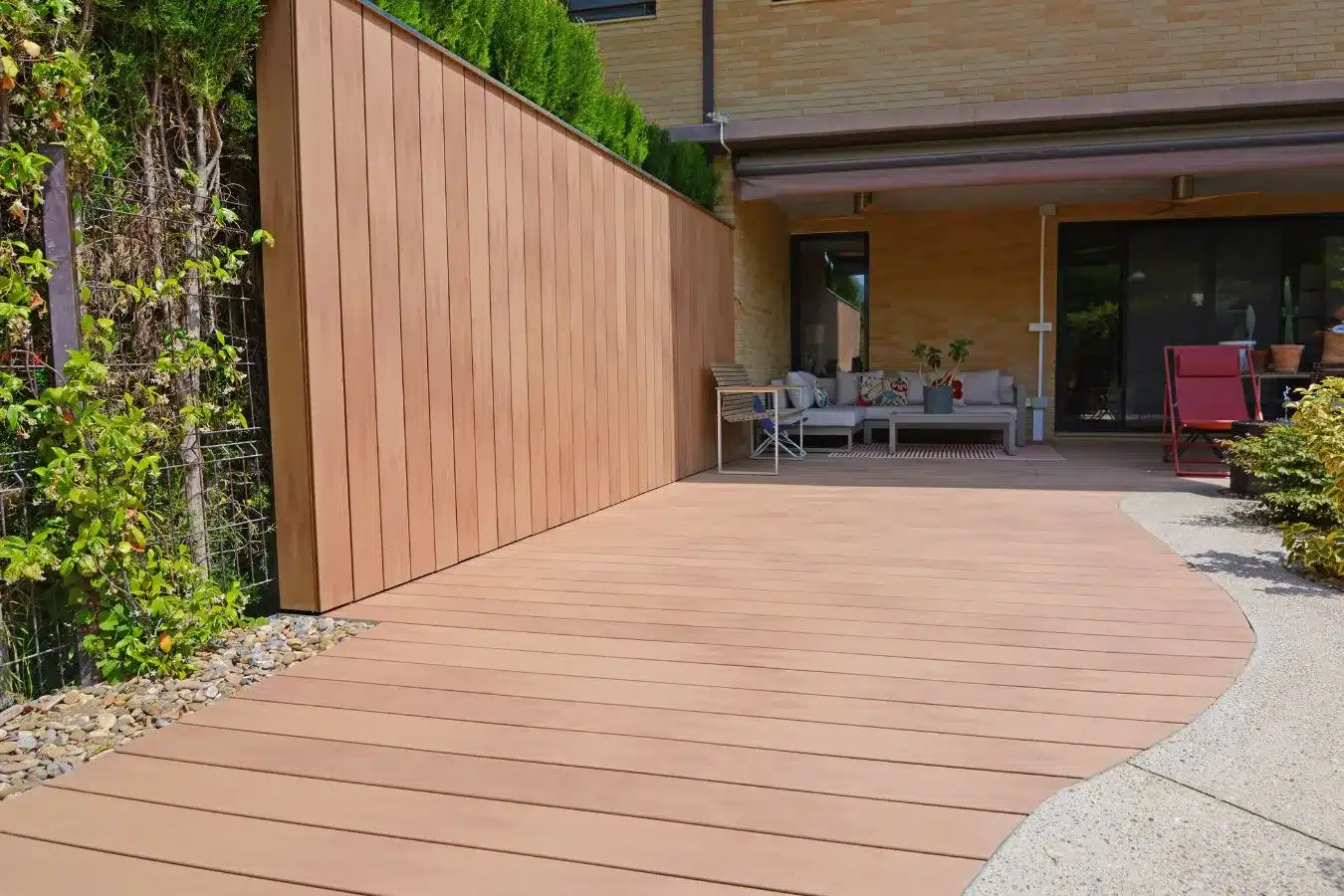 Tarima exterior combinada con piedra natural en terraza de vivienda