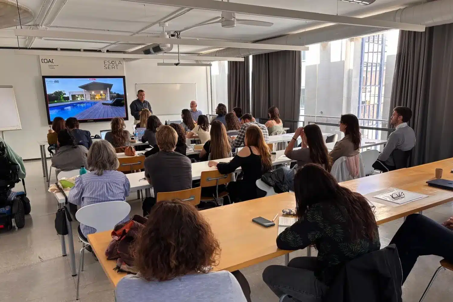 Arquitectos y técnicos asistiendo a presentación VISENDUM