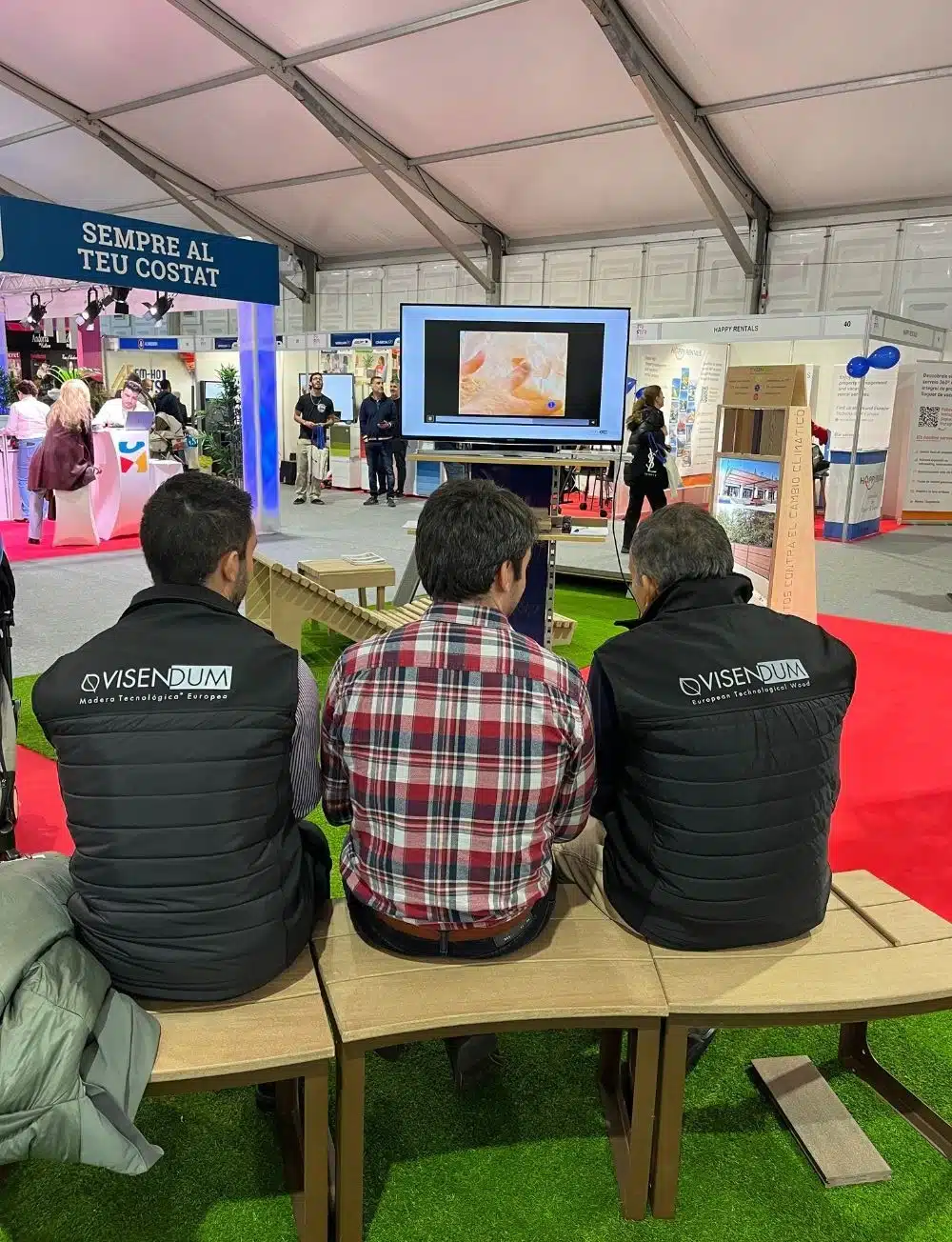 Equipo VISENDUM explicando innovaciones en madera tecnológica en feria sectorial