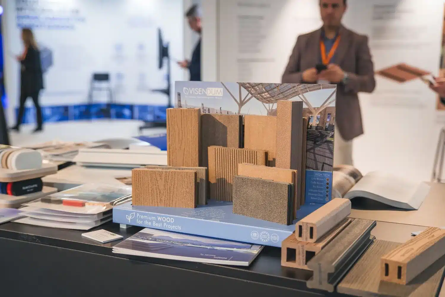Jornada VISENDUM con arquitectos en sala de conferencias sobre materiales sostenibles