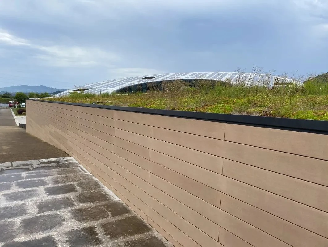 Sistema de tarima tecnológica VISENDUM® integrado con jardín vertical para exteriores