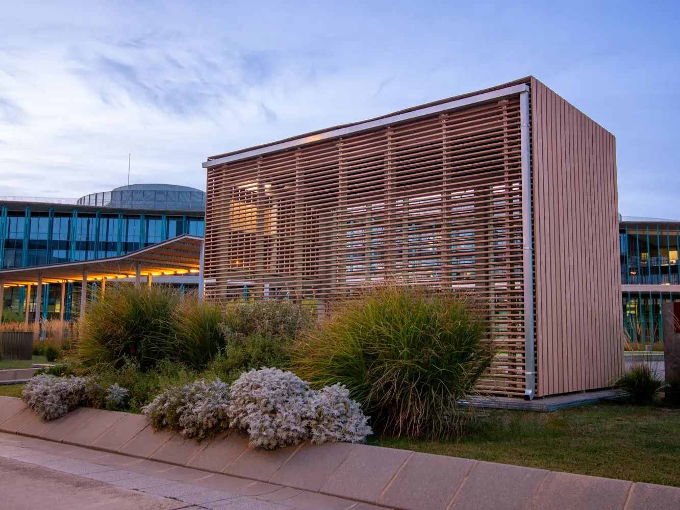 Espacio verde con mobiliario urbano