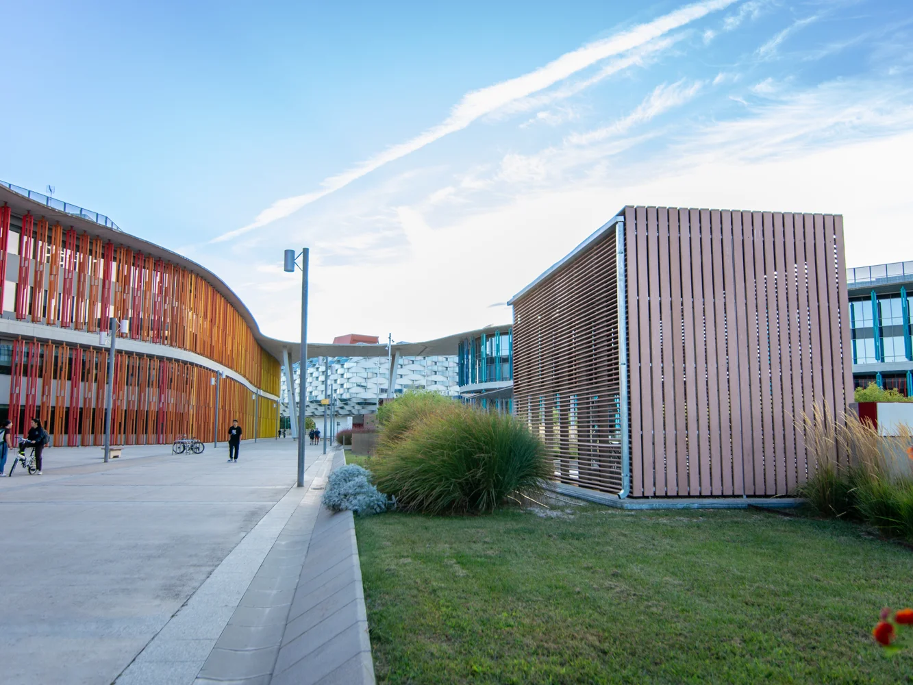 Espacio verde con mobiliario urbano