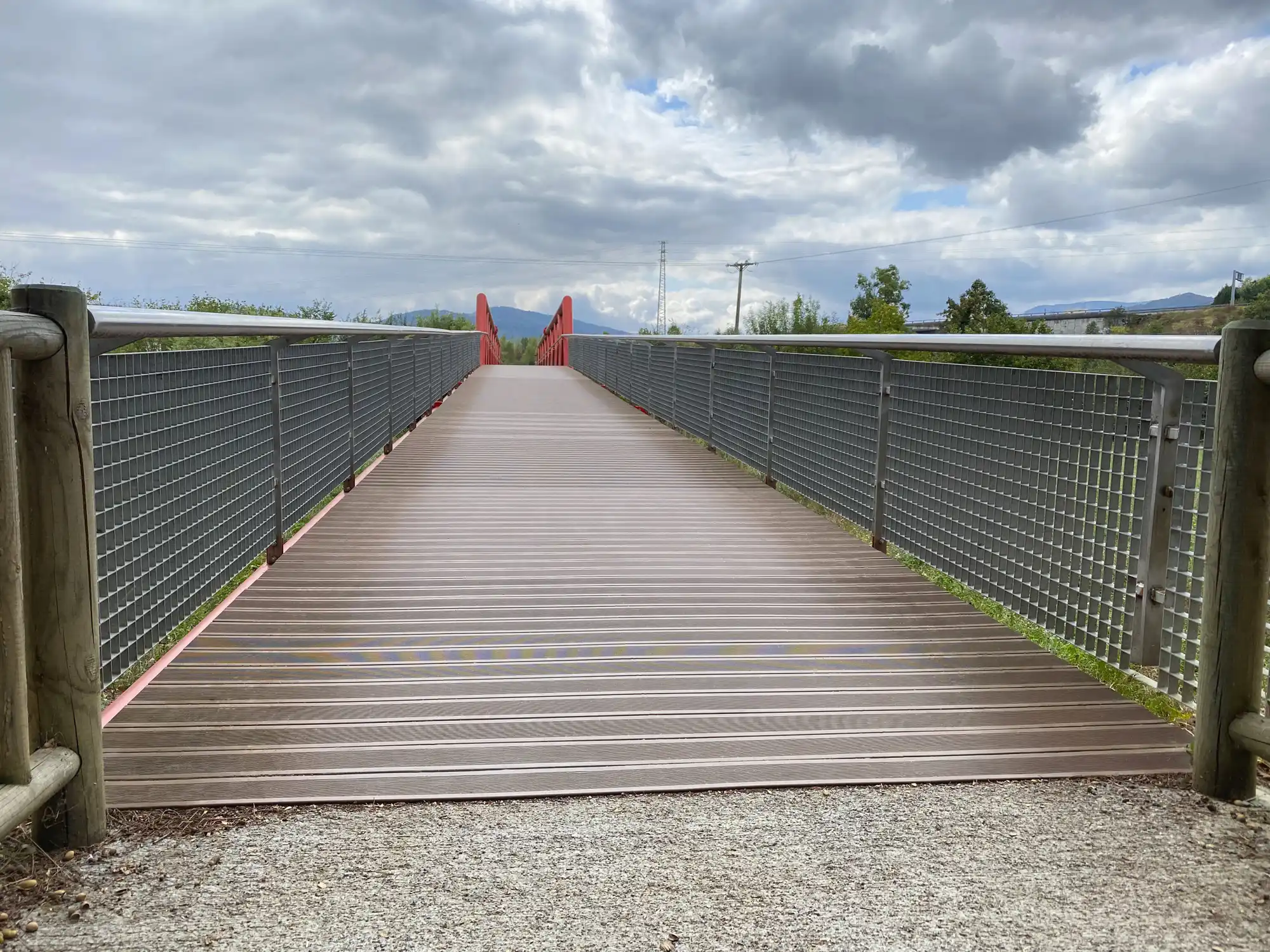 Puente peatonal en parque lineal
