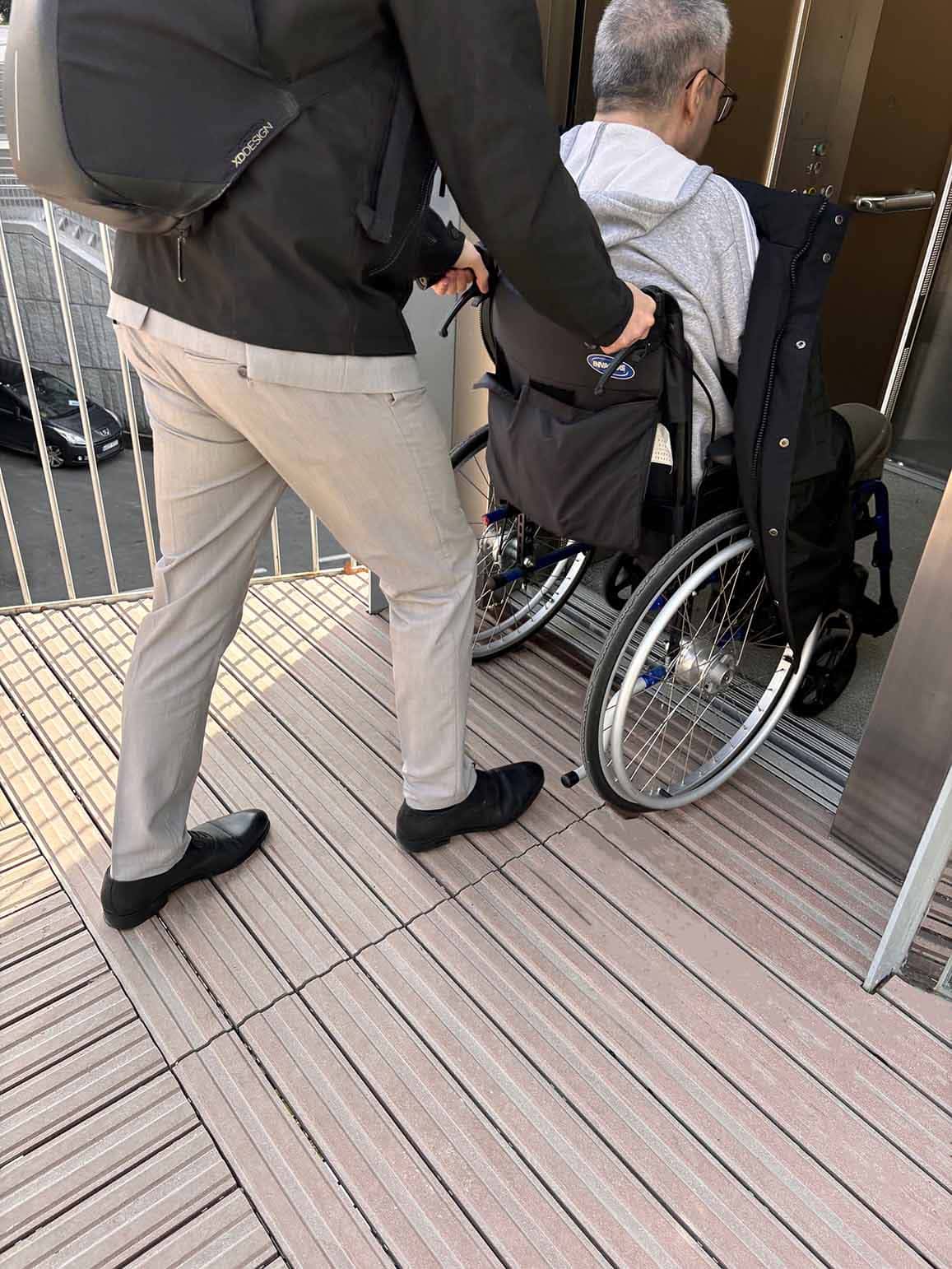 Proyecto de arquitectura pública accesible que utiliza el primer sistema podotáctil de madera tecnológica del mundo en zona peatonal